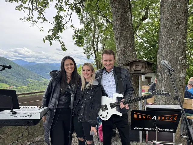 Für musikalische Unterhaltung sorgten Daniela Schrittwieser, Bernadette Adl und Johannes Schrittwieser von der Band music4dance. | Foto: Elena Fuchsbauer