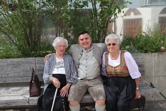 Letztes Foto als Junggeselle: Christian Kemmer aus der Musikerdynastie Shorty Kemmer mit seinen beiden Großmüttern.  | Foto: Edith Ertl