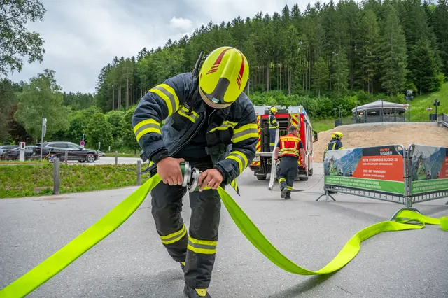 Die lange Förderstrecke stellte die beteiligten Feuerwehren vor besondere Herausforderungen.  | Foto: Team Fotokerschi