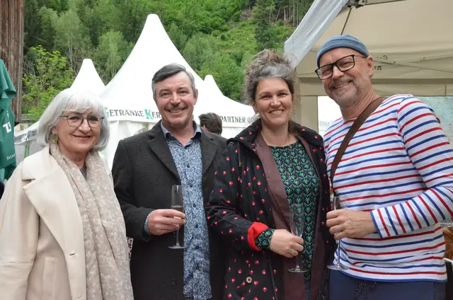 Theater-Kenner und -Könner: Beate Palfrader mit Markus Oberrauch und seiner Daniela und Thomas Gassner. | Foto: Schletterer
