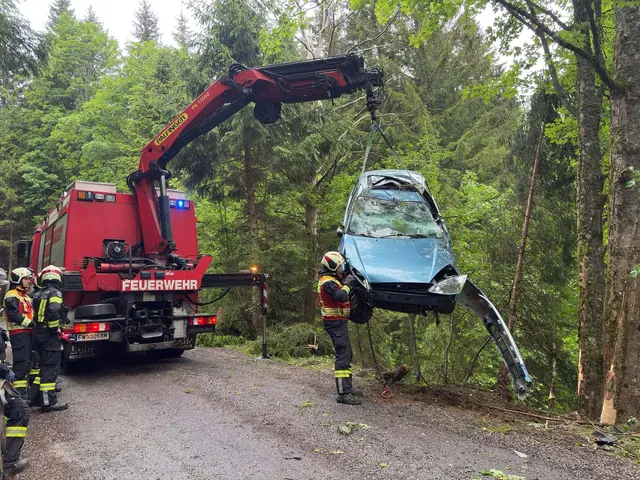 Die Feuerwehren holten das schwer beschädigte Fahrzeug aus dem Graben. 