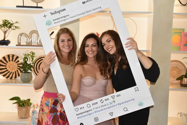 Mit einem Lächeln in den Urlaub - dafür steht das "bestpreisguru"-Team: Janine Grandits, Vanda Fank und Brenda Bistey | Foto: MeinBezirk/Michael Strini