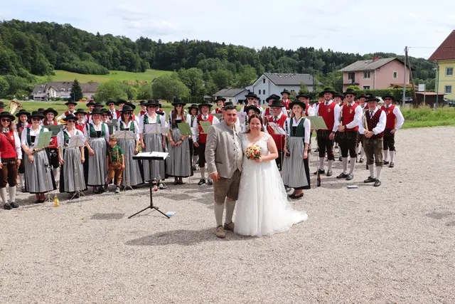 Braut Teresa Fessel ist Marketenderin der Marktmusik Vasoldsberg, Bräutigam Christian Kemmer spielt das Flügelhorn in der Musikkapelle Kalsdorf. Beide Musikkapellen spielten gemeinsam zur Trauung auf. | Foto: Edith Ertl