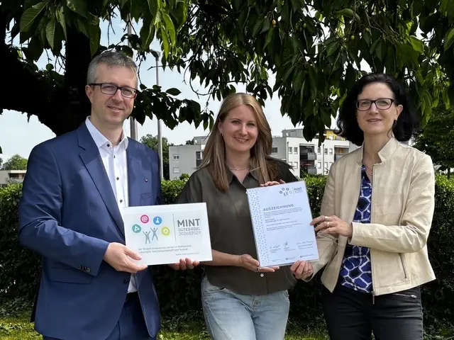 Das MINT-Team der HLW Braunau (v.li.): Direktor Mag. Stefan Plasser, Rebecca Steidl, MEd. B. Ed. und Mag. Gudrun Reisinger | Foto: Regina Skrabl