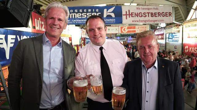 Wie die Zwettler Feuerwehr für ihre künftige Ausrüstung feiert