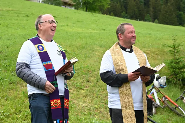 Sichtlich gut gelaunt weihten die beiden Pfarrer aus Kitzbühel und Kirchberg den Trail ein. 