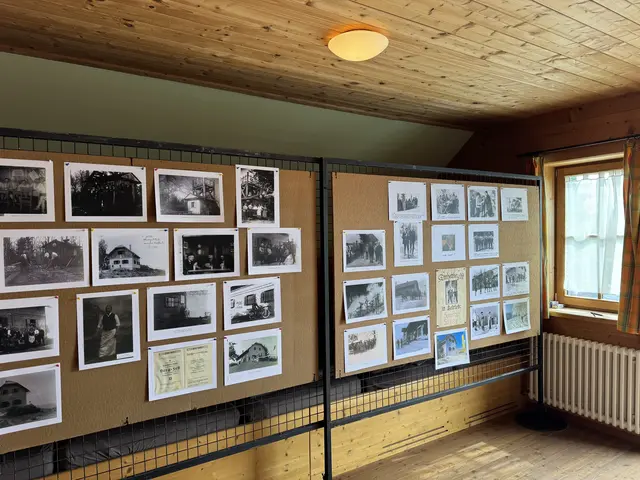 Eine Fotoausstellung in der Hütte gab Einblicke in die 110-jährige Geschichte der Hainfelder Hütte. | Foto: Elena Fuchsbauer
