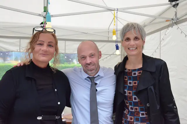 Gabi Plattner (Tiroler Frauenhaus) mit künstlerischem Leiter Edwin Hochmuth und Christine Frei.
 | Foto: Schletterer