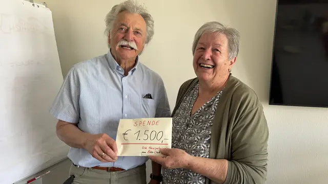 Kapellmeister Franz Pack bei der Spendenübergabe an Frau Renate Prasch vom Hospizteam Hartberg