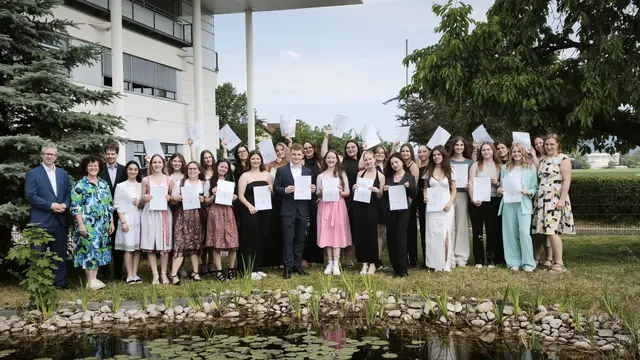 Direktor Mag. Stefan Plasser (v.li.), Fachvorständin OSR Dipl.-Päd. Elfriede Maier, Stefan Schuy, BEd, mit den Absolvent*innen der Vorprüfungen der 4A Denisa Margean, Annalena Fischereder, Klara Paischer, Kathrin Gruber, Sarah Piehringer, Christina Kreuzeder, Julia Hofer, Emily Leitenecker, Lena Mayr, Enzo Pitterka, Elisa Kirnstedter, Sarah Haidiner, Sumeja Ibrisimovic, Agathe Pichlmeier, Anna Epner, Ronja Thurner, Melissa Aigner, Anja Fankhauser, Meglena Peneva, Laura Hipf, Lisa Dolesch, Melissa Rakovic, Thessa Auer und Katrin Binder | Foto: Bettina Seidl