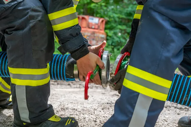 Die lange Förderstrecke stellte die beteiligten Feuerwehren vor besondere Herausforderungen.  | Foto: Team Fotokerschi