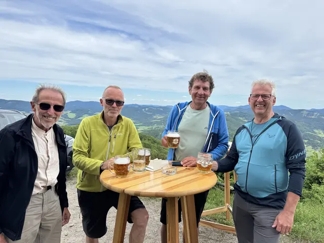 Toni Ratzinger, Hans Reischer, Stefan Planttner und Erich Pinczker freuten sich über das Jubiläumsfest direkt vor der Haustür und genossen gesellige Stunden auf der Hütte. | Foto: Elena Fuchsbauer