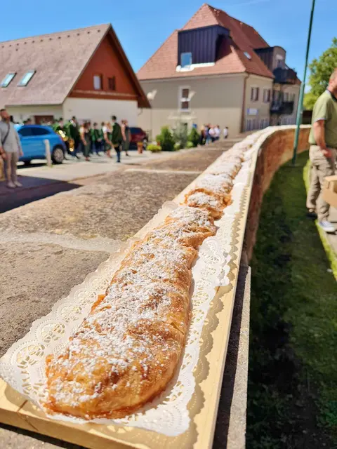 Der Apfelstrudel wurde entlang der Kirchhofmauer aufgelegt.  | Foto: Andreas Spari