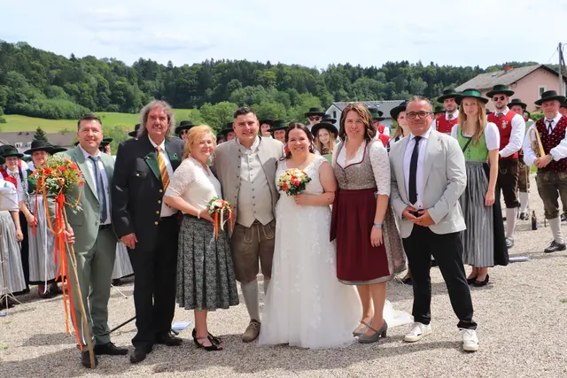 Das Brautpaar mit den Eltern und dem Onkel Michael als Brautführer. | Foto: Edith Ertl