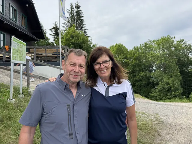 Hüttenobmann Richard Jägersberger und Karin Auer freuten sich über die tolle Atmosphäre beim Jubiläumsfest. | Foto: Elena Fuchsbauer
