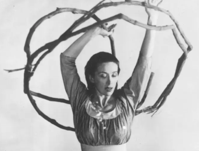 Martha Graham (1894 - 1991), American choreographer, dancer, teacher and pioneer of 'modern dance', as she appears in 'Salem Shore` | Foto: ©Getty Images, credit: Hulton Archive