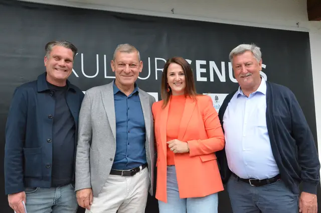 Wacker-Innsbruck-Präsident Hannes Rauch, Landespolizeidirektor Helmut Tomac und LR Astrid Mair mit „Stummer Schrei“-Obmann Hannes Kerschdorfer.
 | Foto: Schletterer