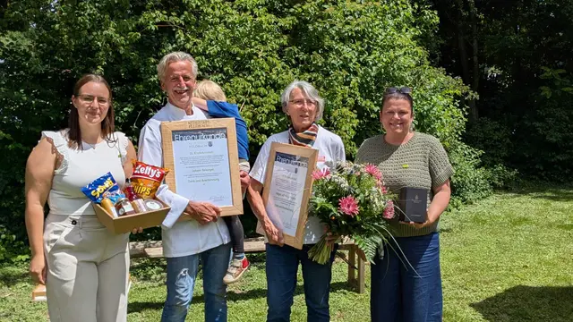 Vizebürgermeisterin Sonja Skalnik und Gemeinderätin Alexandra Krenn bedankten sich bei Anna Ploderer und Johann Reisinger. | Foto: MeinBezirk