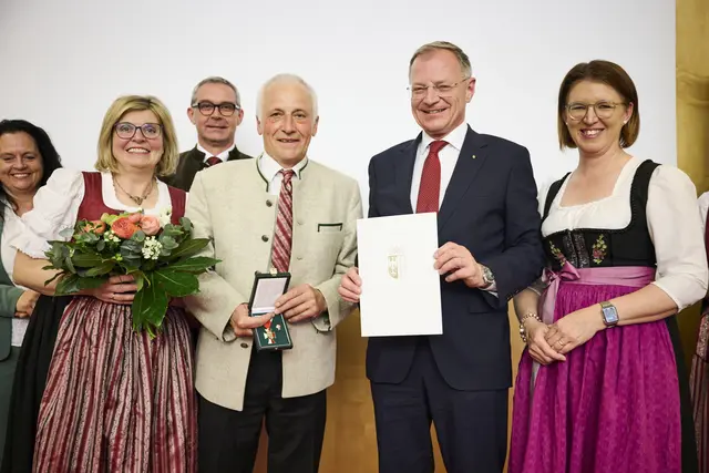 Goldenes Verdienstkreuz für Ex-Bürgermeister von Leopoldschl