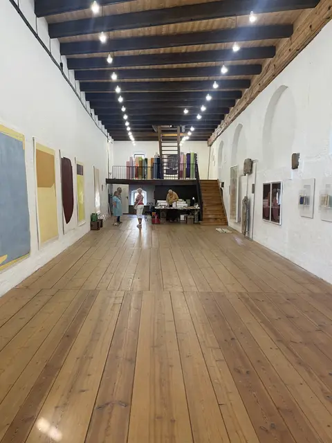 Der behutsam restaurierte Ausstellungsraum - ein früherer Wirtschaftsraum  | Foto: Josef Goldhofer
