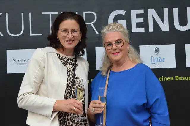 Evi Bielau (Vize-Bgm. von Fügen) mit Johanna Knapp. | Foto: Schletterer