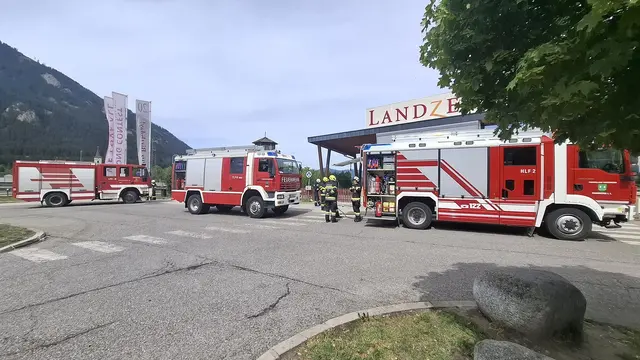 Feuerwehrautos vor Raststation