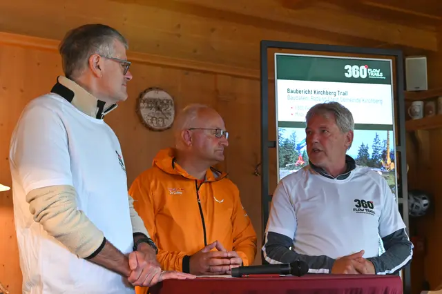 Bgm. Dr. Klaus Winkler, Bergbahn Vorstand und ARGE Bike Obmann Christian Wörister und Bürgermeister Helmut Berger bei der Eröffnung des Trails in der Bergschenke Krin. 
