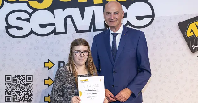 Jugend-Landesrat Christian Dörfel gratuliert Carmen Schinnerl, Schülerin am Standort Hagenberg des Borgs Linz, zu ihrem Erfolg. | Foto: Land OÖ/Margot Haag