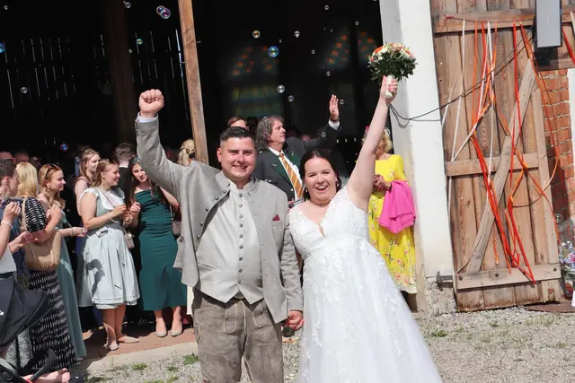 Als Vermählte grüßen Christian und Teresa Kemmer | Foto: Edith Ertl