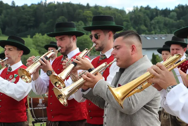 Durch die Musik fand Christian Kemmer die Liebe seines Lebens. Nach der Trauung spielte er das Flügelhorn, ganz speziell für seine Gattin.  | Foto: Edith Ertl