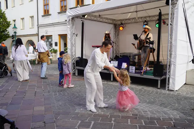 Auch die jüngsten Besucherinnen und Besucher hatten viel Freude mit der Live-Musik. | Foto: Jennifer Flechl / MeinBezirk