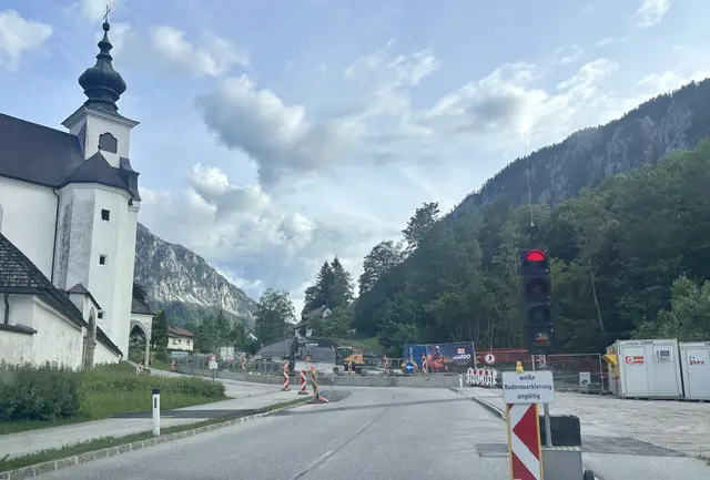 Während der Bauarbeiten an den Teichldurchlässen in Spital am Pyhrn wird der Verkehr über die alte B138  geführt. Eine Ampel regelt hier den Verkehr.  | Foto: Weymayer