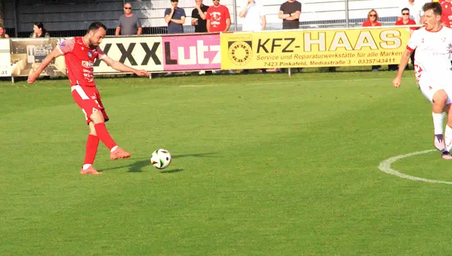 Ziga Kous zieht zum 1:0 für Pinkafeld ab (20.). | Foto: Peter Seper