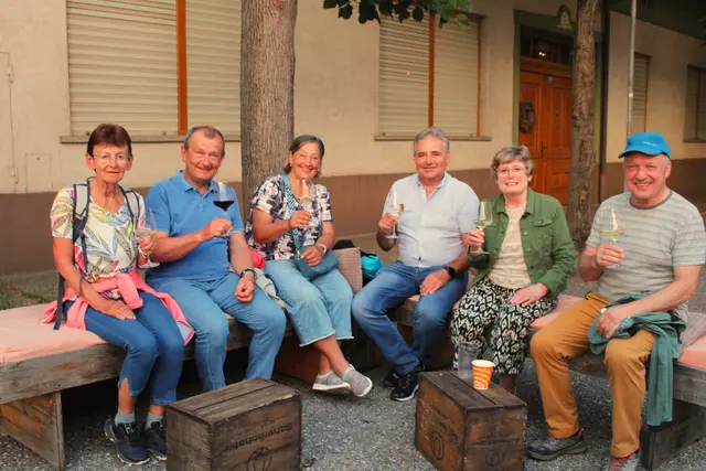Anstoßen auf ein gelungenes Gassenfest. 