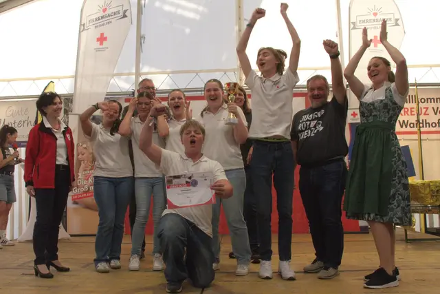 Jugend 2 - Platz 1, Großweikersdorf – TheRollingBones: Landesleiterin Jugendrotkreuz Maria Handl-Stelzhammer, Alina Useini, Marlene Bergauer, Gebietsdirektor Martin Fida, Lena Angerer, Raphael Riedl, Lilli Hummer, Landesjugendreferentin Jugendrotkreuz Gudrun Chwojka, Nicolas Kohl, RKNÖ-Präsident Hans Ebner und Bundesrätin Viktoria Hutter  | Foto: RK NÖ/Stefan Gahr