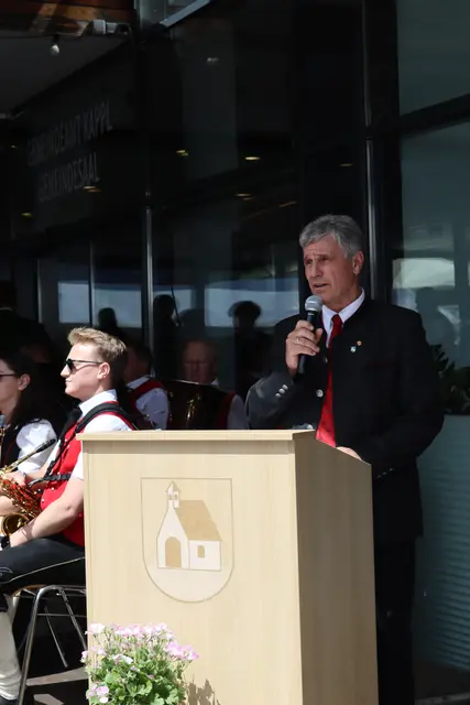 Der Bürgermeister der Gemeinde Kappl, Helmut Ladner, bei seiner Laudatio.  | Foto: Elisabeth Zangerl
