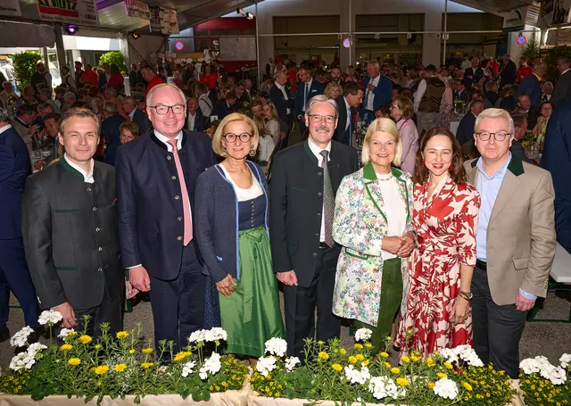 Martin Hauer, Generaldirektor Raiffeisenlandesbank NÖ-Wien, LH-Stellvertreter Stephan Pernkopf, Landeshauptfrau Johanna Mikl-Leitner, Raiffeisenpräsident Erwin Hameseder, Bundesministerin Klaudia Tanner, Doris Berger-Grabner, Obfrau der Raiffeisenbank Krems, und Michael Höller, designierter CEO Raiffeisenbank International.

  | Foto: NLK Pfeiffer