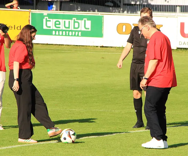 Sarah Frühwirth kickte mit Johann Horvatits das Spiel zwischen Pinkafeld und Mühlgraben an. | Foto: Peter Seper
