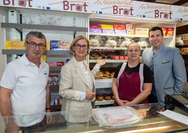 Landeshauptfrau Johanna Mikl-Leitner beim Besuch in der Traditionsbäckerei Schneider. | Foto: NLK Burchhart