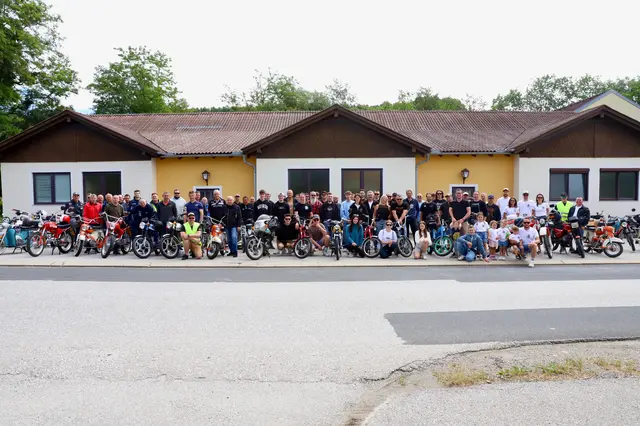 Mopeds und Vespas waren auf großer Fahrt
