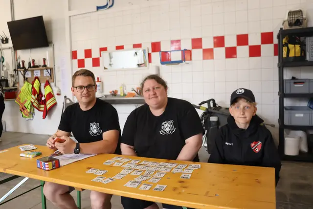 
Die Stimmung war bestens, und schnell entstanden zahlreiche Gespräche rund um Fußball, Lieblingsspieler und die Jagd nach den seltensten Stickern. Für die Besucherinnen und Besucher war die Tauschbörse eine gelungene Veranstaltung, die nicht nur beim Sammeln half, sondern auch das Miteinander förderte. | Foto: Alejandra Ortiz / MeinBezirk