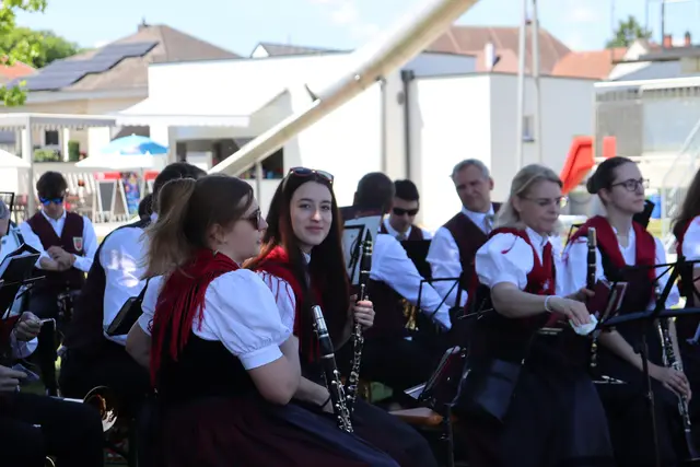 Der Musikverein Schattendorf trug mit seiner musikalischen Umrahmung maßgeblich zur festlichen Stimmung bei der Eröffnung des neuen Clubgebäudes bei. | Foto: Alejandra Ortiz / MeinBezirk