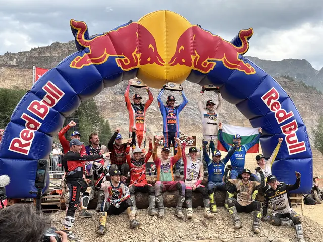 15 Rennfahrer vor Red Bull Bogen