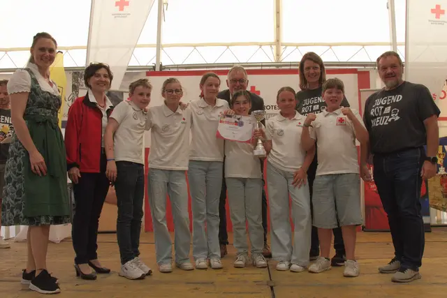 Jugend 1 - Platz 1, Großweikersdorf - ResQStars Rockers: Bundesrätin Viktoria Hutter, Landesleiterin Jugendrotkreuz Maria Handl-Stelzhammer, Fynn David Schneider, Hannah Otto, Leonie Hohenauer, Gebietsdirektor Martin Fida, Alena Herzog, Laura Slaby, Landesjugendreferentin Jugendrotkreuz Gudrun Chwojka, Philipp Riedl und RKNÖ-Präsident Hans Ebner | Foto: RK NÖ/Stefan Gahr