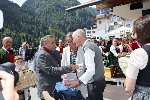 Der Bürgermeister aus See, Michael Zangerl, gratulierte ebenso.  | Foto: Elisabeth Zangerl