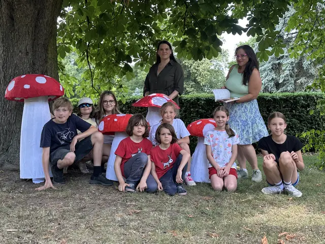 Bei den Proben zu "Hänsel und Gretel", der heurigen Produktion der Sommeroper Kittsee. Die jüngsten Mitspielenden, Kinder und Jugendliche aus Kittsee, mit Cathrin Chytil, künstlerische Leiterin und Regisseurin Celia Sotomayor | Foto: Mag. Johannes Frey