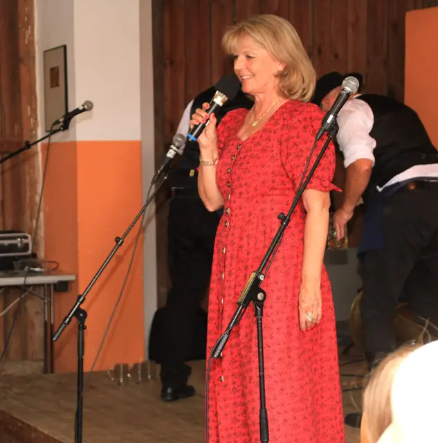 Geschäftsführerin Doris Seel präsentierte den Hianznwein 2026 der Familie Mittl aus St. Kathrein. | Foto: Peter Seper