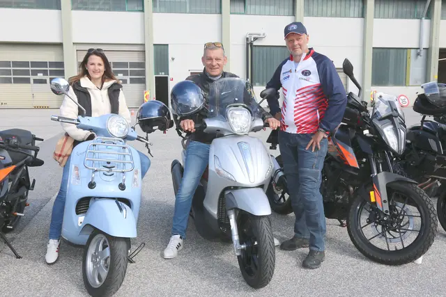 LPD Helmut Tomac und Landesrätin Astrid Mair, im Bild mit Kursleiter Erich Kinzner, lobten das Instruktorenteam für ihr Engagement.