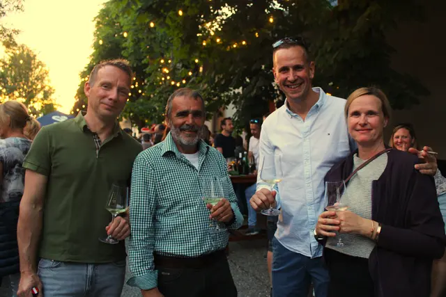 Die ganze Gasse lang wird gelacht, getrunken und der sommerliche Abend genossen.