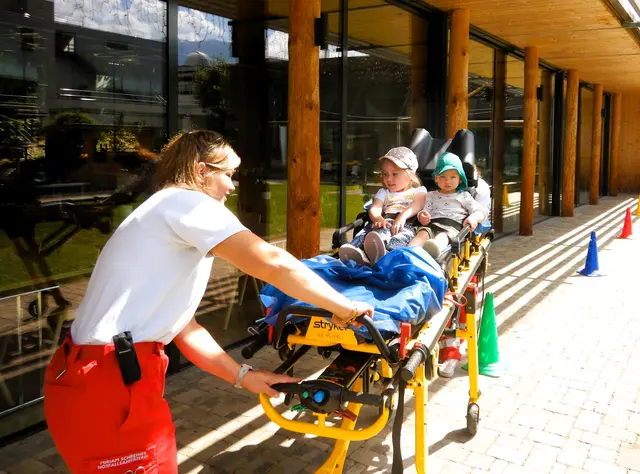 Action mit zwei "Patienten" auf der STRYKER Patiententrage  | Foto: OptikS Wichtelwald